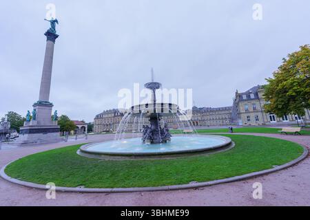 Stuttgart, Deutschland - 04. Oktober 2024: Sonnenaufgangsblick auf den Schlossplatz, mit Einheimischen und Besuchern, in Stuttgart, Baden-Württemberg, Deutschland Stockfoto