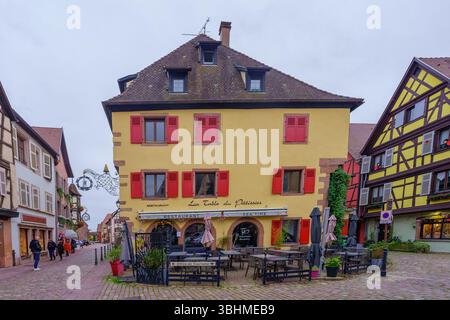 Kaysersberg, Frankreich - 01. Oktober 2024: Straßenszene mit typischen Häusern, Einheimischen und Besuchern in Kaysersberg, Oberrhein, Frankreich Stockfoto