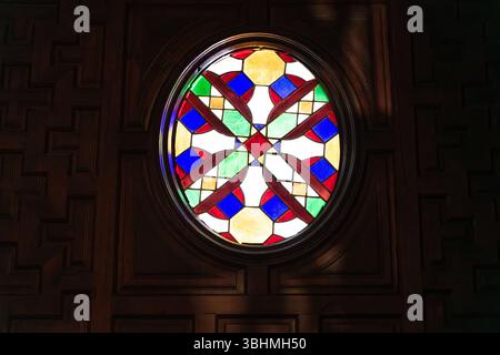 Cordoba, Cordoba - Spanien - 04-08-2024: Detaillierte Ansicht eines runden Buntglasfensters mit lebhaften Farben in der Mezquita-Catedral de Cordoba. Stockfoto