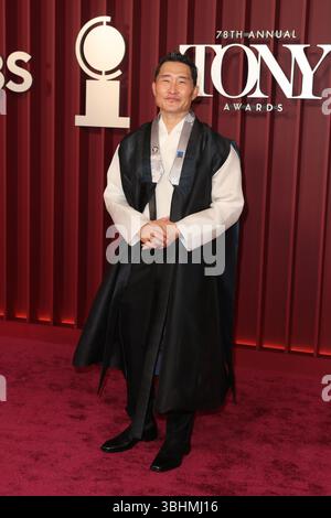 New York, NY, USA. Juni 2025. NEW YORK, NEW YORK – 08. JUNI 2025: Daniel Dae Kim nimmt an den 78. Jährlichen Tony Awards in der Radio City Music Hall Teil. Die Veranstaltung zelebrierte herausragende Leistungen im Broadway-Theater und präsentierte mit roten Teppichen besetzte Auftritte, emotionale Akzeptanz-Reden und herausragende Darbietungen nominierter Musicals und Theaterstücke. (Kreditbild: © Luiz Rampelotto/ZUMA Press Wire) NUR REDAKTIONELLE VERWENDUNG! Nicht für kommerzielle ZWECKE! Stockfoto