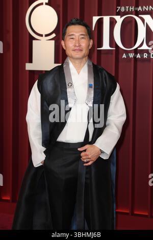 New York, NY, USA. Juni 2025. NEW YORK, NEW YORK – 08. JUNI 2025: Daniel Dae Kim nimmt an den 78. Jährlichen Tony Awards in der Radio City Music Hall Teil. Die Veranstaltung zelebrierte herausragende Leistungen im Broadway-Theater und präsentierte mit roten Teppichen besetzte Auftritte, emotionale Akzeptanz-Reden und herausragende Darbietungen nominierter Musicals und Theaterstücke. (Kreditbild: © Luiz Rampelotto/ZUMA Press Wire) NUR REDAKTIONELLE VERWENDUNG! Nicht für kommerzielle ZWECKE! Stockfoto