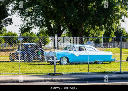 Ein Ford Fairlane Crown Victoria 1956 auf der American Graffiti Car Show und Festival 2025 in Modesto, Kalifornien, USA Stockfoto