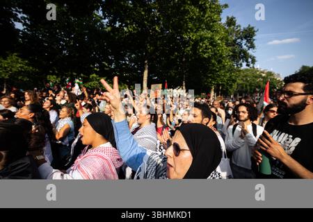 Paris, Frankreich. Juni 2025. Während der Demonstration wird eine riesige Menge von Demonstranten am Place de Republique gesehen. Tausende von Menschen versammelten sich am Place de République in Paris, um die Palästinenser zu unterstützen und die „˜Freilassung“ der Besatzung der Madleen, dem humanitären Schiff, das Israel am Sonntagabend vor der Küste Gazas an Bord genommen hat, zu fordern. (Credit Image: © Telmo Pinto/SOPA Images via ZUMA Press Wire) NUR REDAKTIONELLE VERWENDUNG! Nicht für kommerzielle ZWECKE! Stockfoto