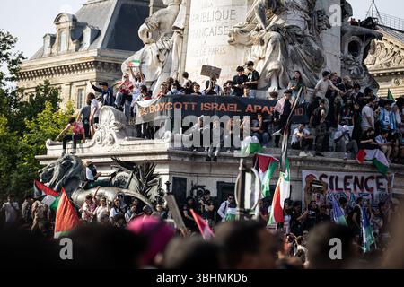 Paris, Frankreich. Juni 2025. Die Demonstranten halten ein Banner mit der Aufschrift "Israel boykottieren" während der Demonstration. Tausende von Menschen versammelten sich am Place de République in Paris, um die Palästinenser zu unterstützen und die „˜Freilassung“ der Besatzung der Madleen, dem humanitären Schiff, das Israel am Sonntagabend vor der Küste Gazas an Bord genommen hat, zu fordern. (Credit Image: © Telmo Pinto/SOPA Images via ZUMA Press Wire) NUR REDAKTIONELLE VERWENDUNG! Nicht für kommerzielle ZWECKE! Stockfoto