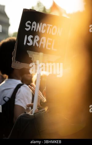 Paris, Frankreich. Juni 2025. Ein Demonstrant hält während einer Demonstration ein Plakat mit der Aufschrift „Sanktion Israel“. Tausende von Menschen versammelten sich am Place de République in Paris, um die Palästinenser zu unterstützen und die „˜Freilassung“ der Besatzung der Madleen, dem humanitären Schiff, das Israel am Sonntagabend vor der Küste Gazas an Bord genommen hat, zu fordern. (Credit Image: © Telmo Pinto/SOPA Images via ZUMA Press Wire) NUR REDAKTIONELLE VERWENDUNG! Nicht für kommerzielle ZWECKE! Stockfoto