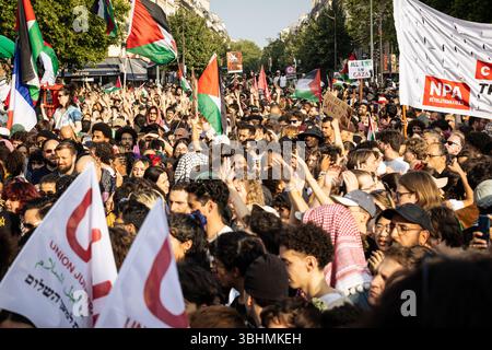 Paris, Frankreich. Juni 2025. Tausende Demonstranten werden bei einer Demonstration mit Spruchbändern, Fahnen und Plakaten gesehen. Tausende von Menschen versammelten sich am Place de République in Paris, um die Palästinenser zu unterstützen und die „˜Freilassung“ der Besatzung der Madleen, dem humanitären Schiff, das Israel am Sonntagabend vor der Küste Gazas an Bord genommen hat, zu fordern. (Credit Image: © Telmo Pinto/SOPA Images via ZUMA Press Wire) NUR REDAKTIONELLE VERWENDUNG! Nicht für kommerzielle ZWECKE! Stockfoto
