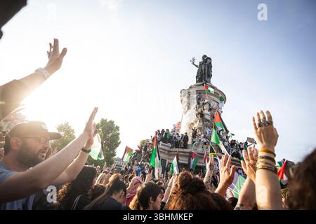 Paris, Frankreich. Juni 2025. Während der Demonstration wird eine riesige Menge von Demonstranten am Place de Republique gesehen. Tausende von Menschen versammelten sich am Place de République in Paris, um die Palästinenser zu unterstützen und die „˜Freilassung“ der Besatzung der Madleen, dem humanitären Schiff, das Israel am Sonntagabend vor der Küste Gazas an Bord genommen hat, zu fordern. (Credit Image: © Telmo Pinto/SOPA Images via ZUMA Press Wire) NUR REDAKTIONELLE VERWENDUNG! Nicht für kommerzielle ZWECKE! Stockfoto