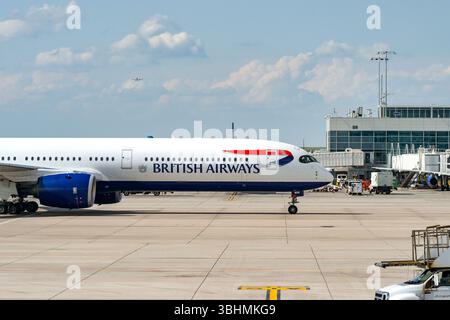 Denver, Colorado, USA – 4. Juni 2025: Airbus A350 Passagierflugzeug (Kennzeichen G-XWBM), das von British Airways nach der Landung zum Terminal fährt Stockfoto