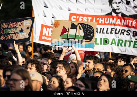 Paris, Frankreich. Juni 2025. Tausende Demonstranten werden bei einer Demonstration mit Spruchbändern und Plakaten gesehen. Tausende von Menschen versammelten sich am Place de République in Paris, um die Palästinenser zu unterstützen und die „˜Freilassung“ der Besatzung der Madleen, dem humanitären Schiff, das Israel am Sonntagabend vor der Küste Gazas an Bord genommen hat, zu fordern. (Credit Image: © Telmo Pinto/SOPA Images via ZUMA Press Wire) NUR REDAKTIONELLE VERWENDUNG! Nicht für kommerzielle ZWECKE! Stockfoto