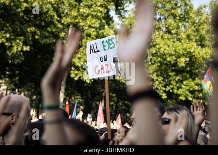 Paris, Frankreich. Juni 2025. Ein Demonstrant hält während einer Demonstration ein Plakat mit der Aufschrift „alle Augen auf Gaza“. Tausende von Menschen versammelten sich am Place de République in Paris, um die Palästinenser zu unterstützen und die „˜Freilassung“ der Besatzung der Madleen, dem humanitären Schiff, das Israel am Sonntagabend vor der Küste Gazas an Bord genommen hat, zu fordern. (Credit Image: © Telmo Pinto/SOPA Images via ZUMA Press Wire) NUR REDAKTIONELLE VERWENDUNG! Nicht für kommerzielle ZWECKE! Stockfoto