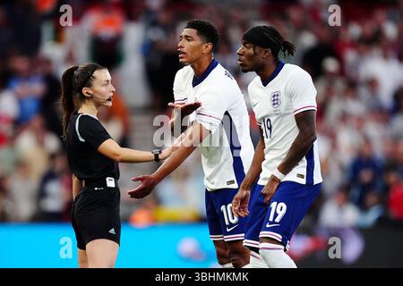 Englands Jude Bellingham (Mitte) gibt Gesten, als Schiedsrichter Stephanie Frappart (nicht abgebildet) zum VAR-Monitor geht, bevor er sein Tor während des internationalen Freundschaftsspiels auf dem City Ground, Nottingham, ausschließt. Bilddatum: Dienstag, 10. Juni 2025. Stockfoto