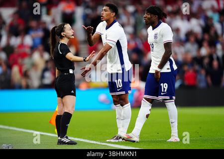 Englands Jude Bellingham (Mitte) gibt Gesten, als Schiedsrichter Stephanie Frappart (nicht abgebildet) zum VAR-Monitor geht, bevor er sein Tor während des internationalen Freundschaftsspiels auf dem City Ground, Nottingham, ausschließt. Bilddatum: Dienstag, 10. Juni 2025. Stockfoto