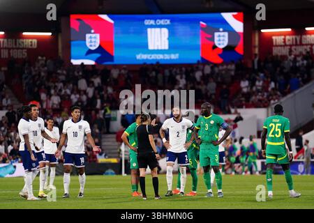 Der englische Jude Bellingham (dritter links) gibt Gesten, als Schiedsrichter Stephanie Frappart (Mitte links) zum VAR-Monitor geht, bevor er sein Tor während des internationalen Freundschaftsspiels auf dem City Ground, Nottingham, ausschließt. Bilddatum: Dienstag, 10. Juni 2025. Stockfoto