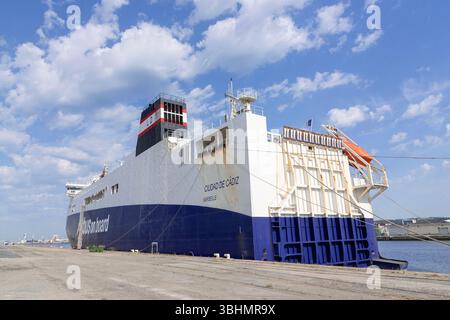 Le Havre, Frankreich - Blick auf die Fahrzeuge Carrier CIUDAD DE CADIZ neben dem Hafen von Le Havre. Stockfoto