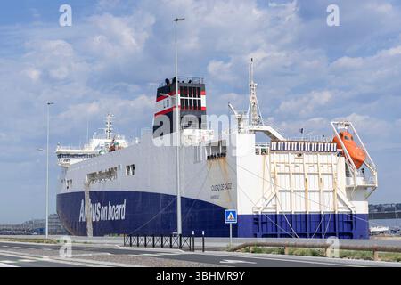 Le Havre, Frankreich - Blick auf die Fahrzeuge Carrier CIUDAD DE CADIZ neben dem Hafen von Le Havre. Stockfoto