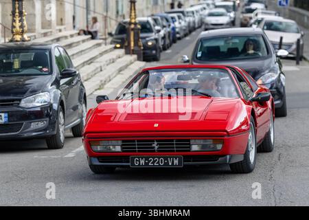 Frankreich, Nancy - Blick auf einen roten Ferrari 328 GTS, der auf einer Straße fährt. Stockfoto