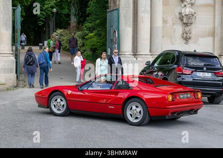 Frankreich, Nancy - Blick auf einen roten Ferrari 328 GTS, der auf einer Straße fährt. Stockfoto