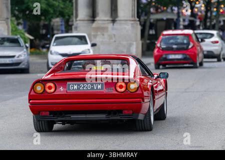 Frankreich, Nancy - Blick auf einen roten Ferrari 328 GTS, der auf einer Straße fährt. Stockfoto