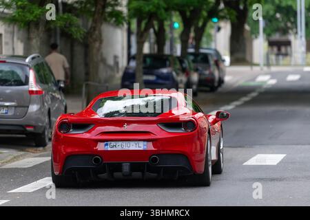 Nancy, Frankreich - Blick auf einen roten Ferrari mit 488 GTB, der auf einer Straße fährt. Stockfoto