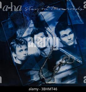 Fotografische Reproduktion von A-ha „Stay on These Roads“, Vinyl-LP-Cover aus dem Jahr 1988, legendäres norwegisches Synth-Pop-Album, Originalpressung Stockfoto