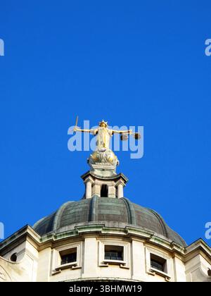 Lady of Justice vom Central Criminal Court, liebevoll bekannt als Old Bailey in der Stadt London England, Großbritannien, Scales of Justice Stockfoto Stockfoto