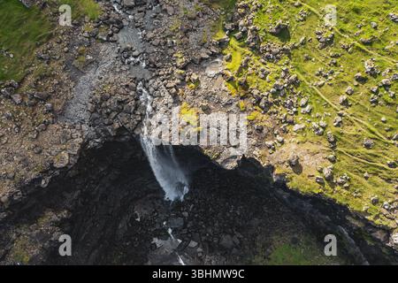 Atemberaubender Blick auf den Wasserfall auf den Färöer Inseln Stockfoto