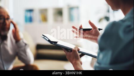 Therapie, Hände und reifer Patient für Clipboard, Beratung und Unterstützung bei Trauer in der Klinik. Menschen, Psychologin und Beratung für psychische Gesundheit Stockfoto