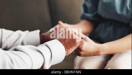 Therapie, Hände halten und reifer Patient zur Beratung, zum Komfort und zur Unterstützung bei Trauer in der Klinik. Menschen, Psychologin und psychische Beratung Stockfoto