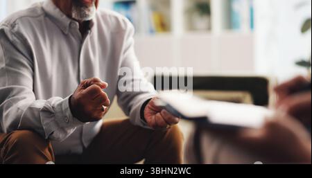 Therapeut, Hände und reifer Patient für Notizen, Beratung und Unterstützung bei Trauer in der Klinik. Menschen, Psychologin und Beratung für psychische Gesundheit Stockfoto