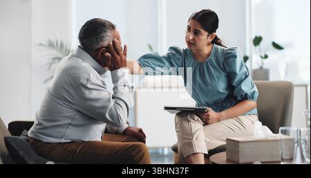 Büro, Psychologe und Komfort für den Mann, psychische Gesundheit oder Empathie für ältere Patienten mit Angst. Beratung, Senior Mandant und Frau mit Stockfoto