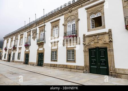 Fassade der Casa dos Viscondes da Carreira, tatsächliches Rathaus, erbaut Ende des 16. Jahrhunderts im neuzeitlichen Neo-Manueline-Stil, in Viana do C. Stockfoto