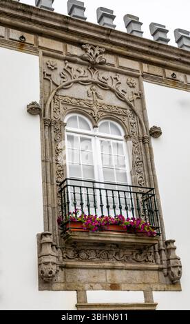 Detail der Fenster der Casa dos Viscondes da Carreira, tatsächliches Rathaus, in Viana do Castelo, Portugal Stockfoto