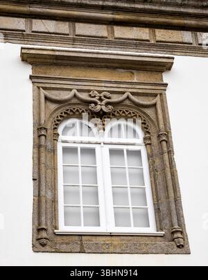 Detail der Fenster der Casa dos Viscondes da Carreira, tatsächliches Rathaus, in Viana do Castelo, Portugal Stockfoto