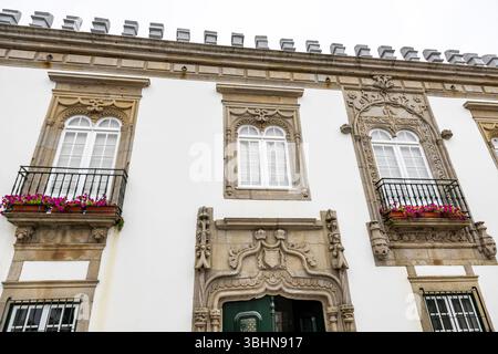Detail der Fenster der Casa dos Viscondes da Carreira, tatsächliches Rathaus, in Viana do Castelo, Portugal Stockfoto