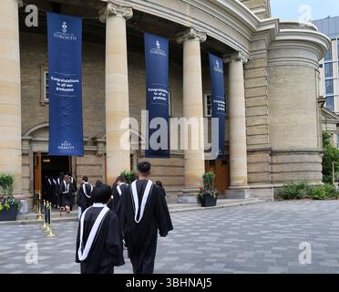 Die Abschlussfeier der Universität Toronto, bei der Studenten in die Convocation Hall gehen, um ihre Diplome zu erhalten Stockfoto