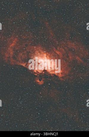 Adlernebel (Messier 16 oder NGC 6611), ein junger offener Sternhaufen im Sternbild Serpens. Sternkarte Nachthimmel Hintergründe Stockfoto