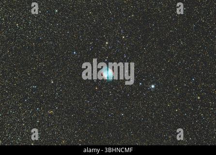 The Dumbbell Nebula ( Apple Core Nebula, Messier 27, NGC 6853) a planetary nebula (nebulosity surrounding a white dwarf) constellation Vulpecula Stockfoto