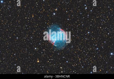 The Dumbbell Nebula ( Apple Core Nebula, Messier 27, NGC 6853) a planetary nebula (nebulosity surrounding a white dwarf) constellation Vulpecula Stockfoto