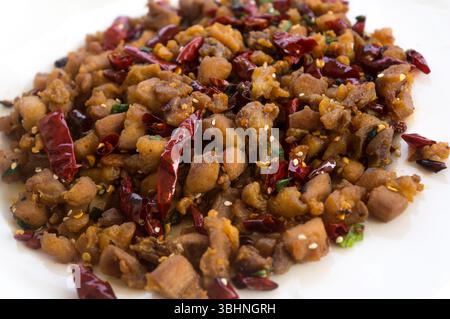 Chinesisches Essen, gebratener Schweinebauch mit Salz und getrockneter Chili Stockfoto