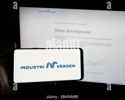 Stuttgart, Deutschland - 13.03.2025: Person, die ein Smartphone mit dem Logo der schwedischen Investmentgesellschaft Industrivärden ab auf dem Bildschirm vor der Website hält. Stockfoto