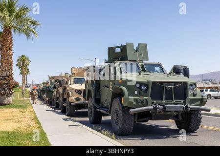 Die Joint Light Tactical Vehicles des US Marine Corps, die dem 2. Bataillon, 7. Marine Regiment, 1. Marine Division, zugewiesen sind, werden in Vorbereitung auf die Mission des US Northern Command im Marine Corps Air Ground Combat Center Twentynine Palms, Kalifornien, am 9. Juni 2025 inszeniert. Die V27 wurde am Wochenende in Alarmstatus versetzt, was dazu führte, dass etwa 700 Marines in den Großraum Los Angeles entsandt wurden, um sich nahtlos in die Title 10-Streitkräfte der Task Force 51 zu integrieren, die derzeit Bundespersonal und Bundeseigentum schützen. (Foto des U.S. Marine Corps von CPL. Anna Higman) Stockfoto