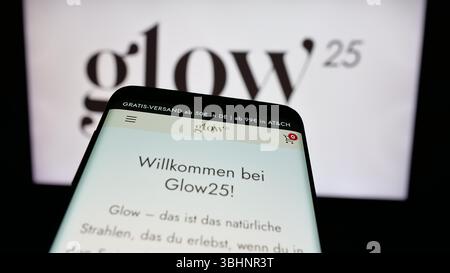 Stuttgart, Deutschland - 20.03.2025: Mobiltelefon mit Website des deutschen Kollagenunternehmens Glow25 (Primal) vor dem Logo. Stockfoto