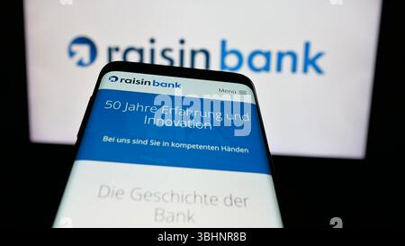 Stuttgart, Deutschland - 20.03.2025: Mobiltelefon mit Website der deutschen Finanzgesellschaft Raisin Bank AG auf dem Bildschirm vor Logo. Stockfoto