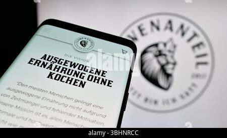 Stuttgart, Deutschland - 20.03.2025: Mobiltelefon mit Website des deutschen Bio-Lebensmittelunternehmens Löwenanteil GmbH auf dem Bildschirm vor Logo. Stockfoto