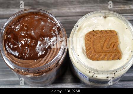 Kairo, Ägypten, 8. Juni 2025: Mousse aus cremiger Schokolade und Lotus-Keks, garniert mit Schokoladensoße, Keks und Lagen mit Fudge-Kuchen und Rocher, Stockfoto
