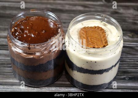 Kairo, Ägypten, 8. Juni 2025: Mousse aus cremiger Schokolade und Lotus-Keks, garniert mit Schokoladensoße, Keks und Lagen mit Fudge-Kuchen und Rocher, Stockfoto