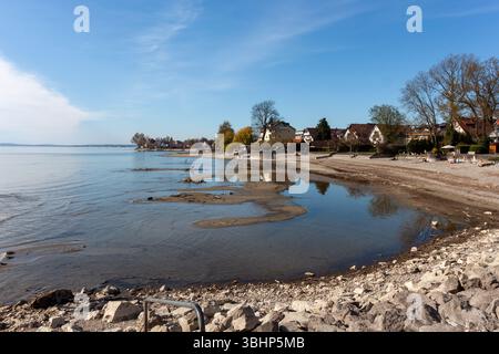 Ein weites, ruhiges Bild des Niedrigwasserspiegels am Bodensee in Langenargen zeigt eine ausgedehnte Sand- und Kiesküste auf einer Stockfoto