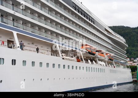 Bergen, Norwegen - 11. Juli 2024: Nahaufnahme des angedockten Kreuzfahrtschiffs mit Rettungsbooten und Balkonen Stockfoto