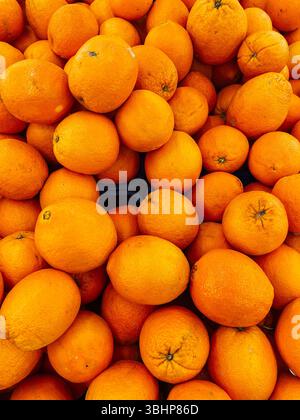 Viele reife Orangenfrüchte als Hintergrund Stockfoto