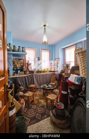 Ein alter Küchenraum, gefüllt mit alten Schüsseln, Metallkochgeschirr und anderen Lebensmitteln. Im Namik Kemal House Museum in Tekirdag, Türkei. Stockfoto